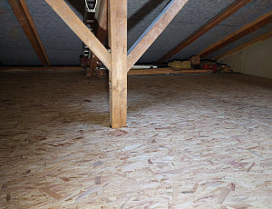 Zateplení stropu řadového rodinného domku pomocí foukané izolace